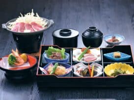 Set tiệc lễ hội Hida — 飛騨高山まつりの森 食祭館