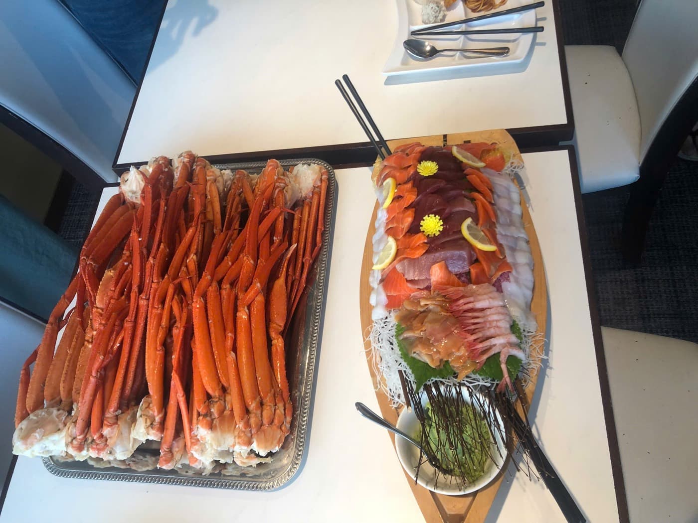 1 chân cua 1 khách & 1 thuyền sashimi cho cả đoàn (4-5 loại cá mỗi loại 1 miếng)